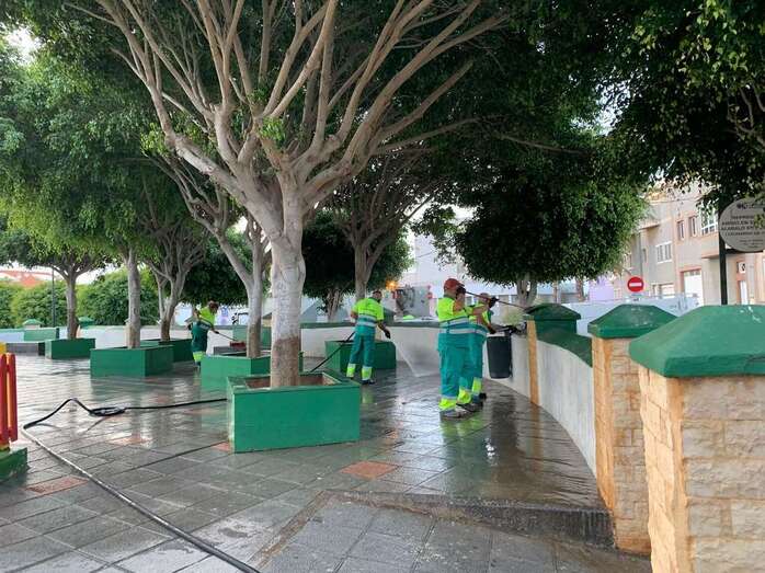 Un grupo de operarios actuando en la plaza de El Calero / TA